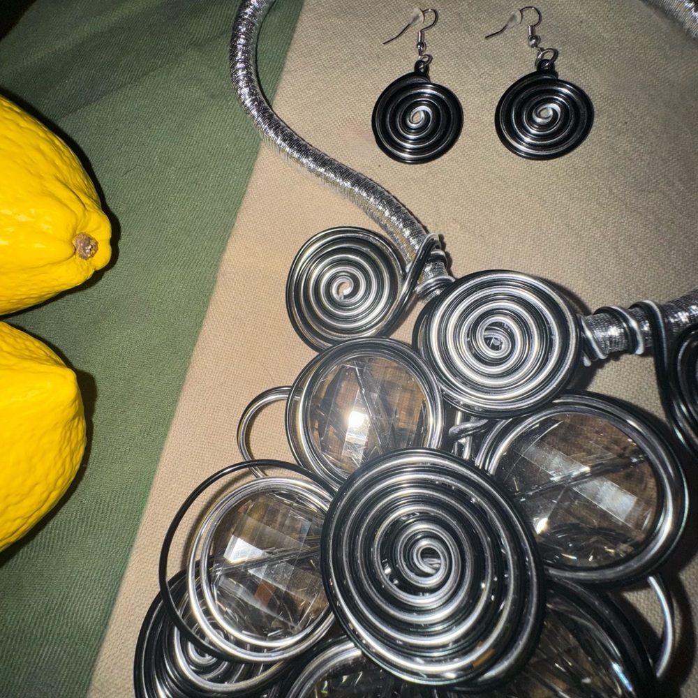 🆕 Spiral Necklace and Earring Set - Picture 3 of 6